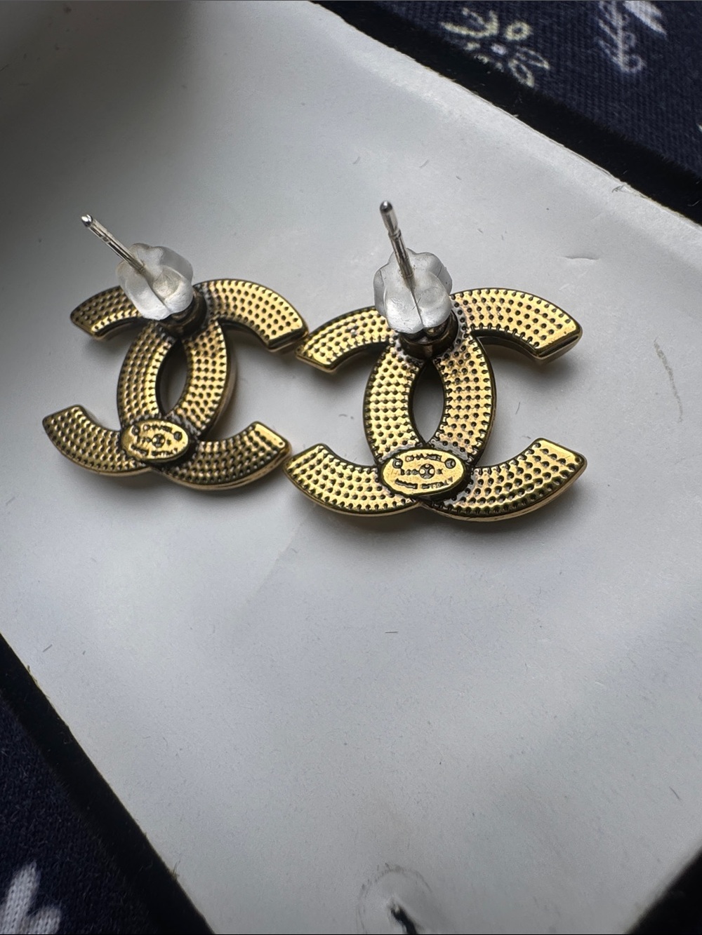 Earrings interlocking stud - Picture 4 of 5